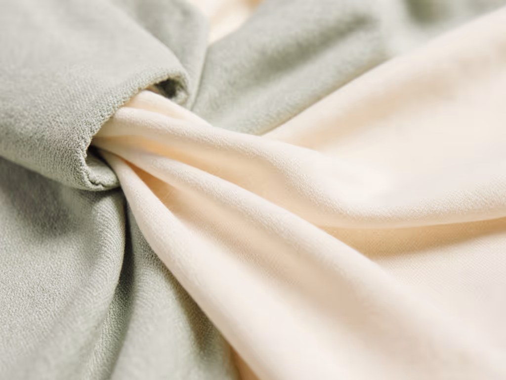 sensory-friendly_baby_carrier_features_showing_seamless_fabric_and_knee-to-neck_support